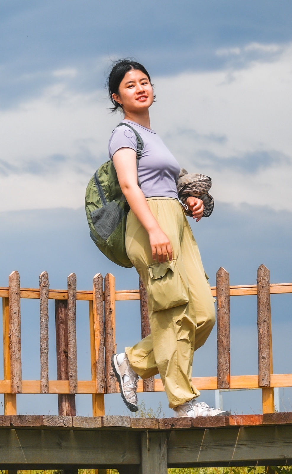 李伊然在户外田野行走
